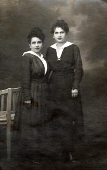 Hana Gasic's photo of two women posing in a studio