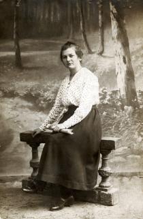 Hana Gasic's photo of a woman posing on a bench