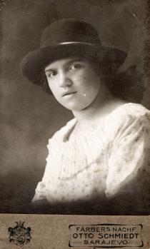 Hana Gasic's photo of a woman in a black hat