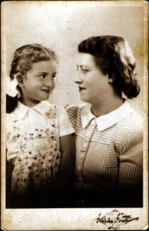 Bozsi Spiegel with her daughter