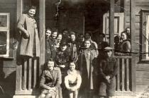 Feiga Tregerene with teachers and pupils of the Jewish school