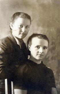Feiga Tregerene with her Lithuanian neighbor