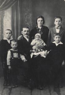 Rafael Genis and his family