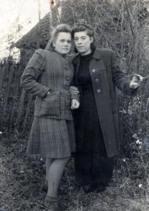 Sara Ushpitsene with her friend Dusya Parkhomenko