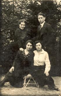 Esther-Rochl Kloz and her fiance Efraim Schmidt with their friends