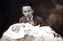 Lilli Tauber mit ihrem Bruder Eduard Schischa