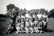 Lilli Tauber mit anderen Emigrantenkindern in Cockley Cley