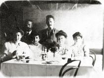 Johanna Schischa mit ihrem Bruder Isidor Friedmann