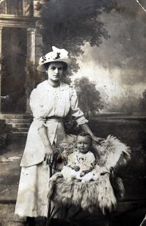Eduard Schischa mit Kindermädchen