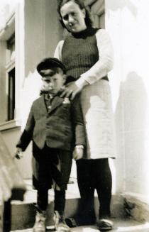 Nisim Navon's aunt Sarina Navon with her child Jakov in front of Nisim's grandparents' house