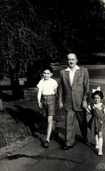 Pista Preisz with his children