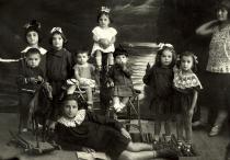Sima Shvarts with her cousins