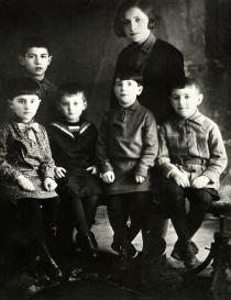 Sima Shvarts with her cousins