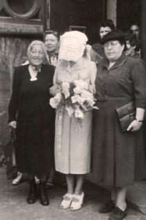 Alica Gazikova going under the chuppah