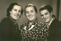 Erika Lustigová with her daughters Gertrúda and Erika