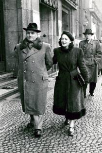 Marta Jakobovicová édesapjával az utcán