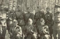 Arnold Fabrikant with his fellow comrades