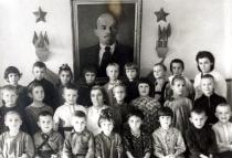 Jemma Grinberg's mother Anna Deich with the children from kindergarten