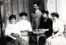 Izidor Weiss with his siblings
