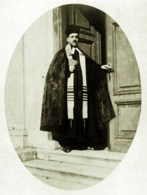 Manfred Papo in vollem Ornat in St. Pölten
