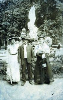 Flora Fleischer mit ihrem Grossvater und Mathilde