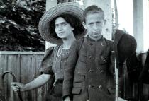 Flora Fleischer  mit einem unbekannten Burschen
