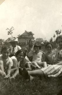 Jindrich Fantl with his family at the cottage