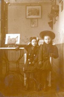 Olga Munkova with her sister Elsa Edererova