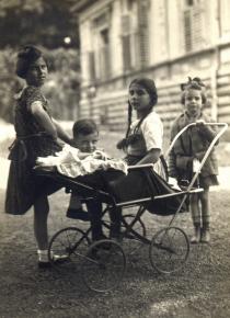 Jan Bloch with his cousins