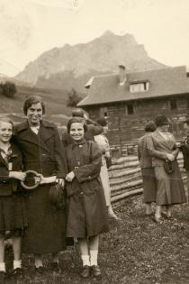 Viera Slesingerova and her friend Duca Robinsonova on a trip