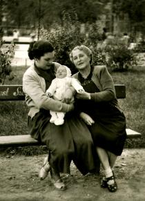 B. K.-né rokonokkal