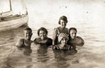 Kárpáti Józsefné fiatal lányként szüleivel