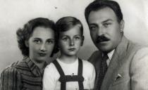 Kárpáti György a szüleivel