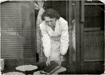 Hedvig Endrei at the Moricz Zsigmond Square cake shop