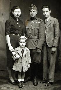Mark Rosner with his family