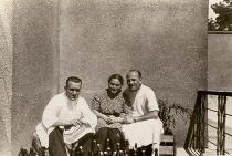 Bronislaw Rozenowicz with his co-workers after the war