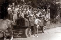 Estera Migdalska with the Jewish orphans on harvest action in Ustka
