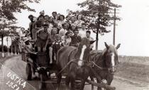 Estera Migdalska with the Jewish orphans on harvest action in Ustka