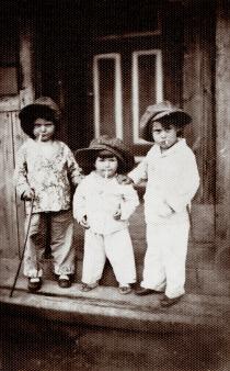 Halina Leszczynska with friends