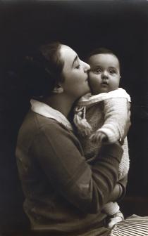 Raja Szyfman and one of her daughters