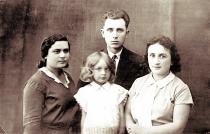 Rywa Yavnai with relatives