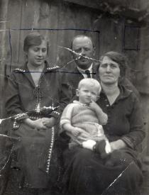 Schwartz Olga, Schwartz Hugó, László fiuk és Teri dada