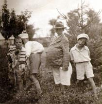 Magdalena Berger and her brother Andrija Grossberger with cousins